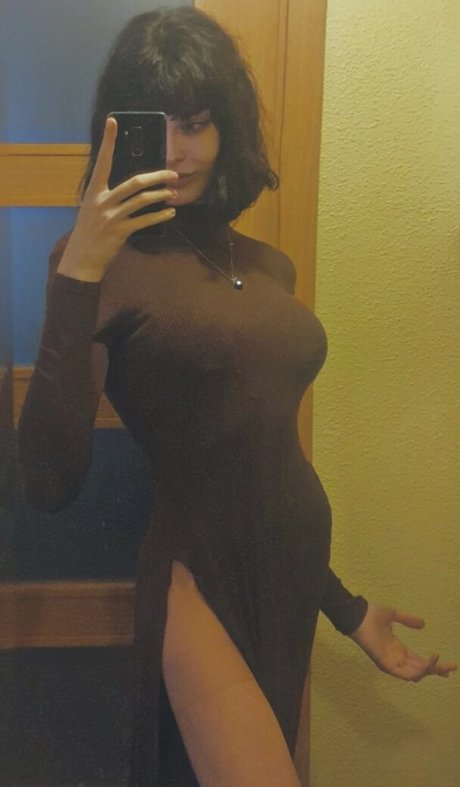 Naakte gelekte OnlyFans-foto van Niki Zmf