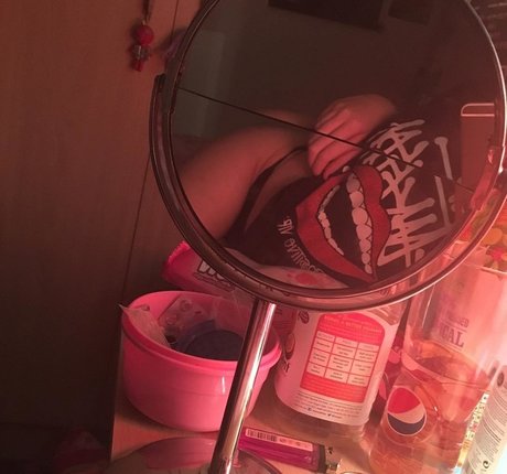 Naakte gelekte OnlyFans-foto van Amy G