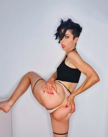 Naakte gelekte OnlyFans-foto van Bellasabini