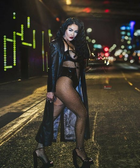 Naakte gelekte OnlyFans-foto van Reign Chaos