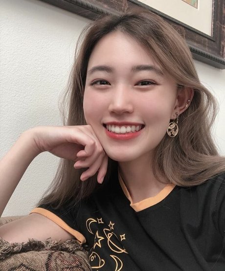 Naakte gelekte OnlyFans-foto van Yoojin
