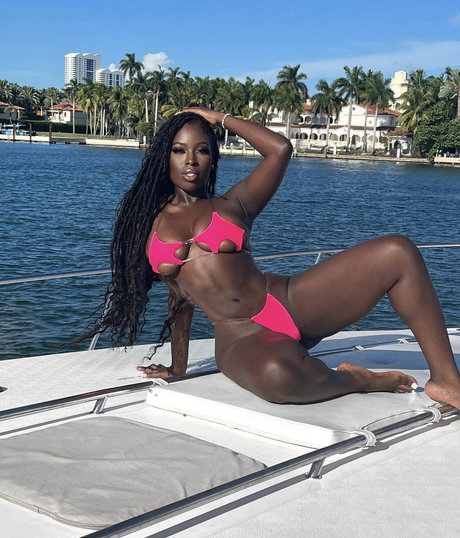 Naakte gelekte OnlyFans-foto van Ghanaiandol