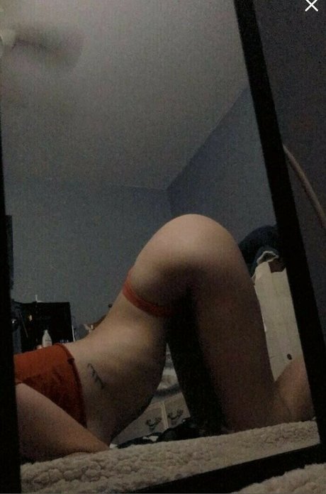Naakte gelekte OnlyFans-foto van Hales