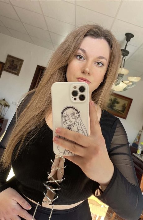 Naakte gelekte OnlyFans-foto van Carmen Curvy