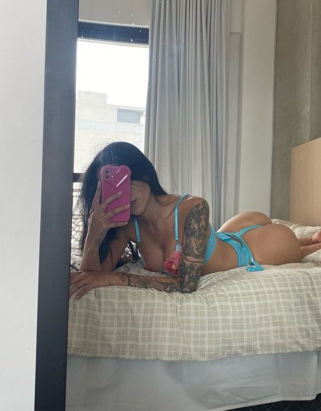 Naakte gelekte OnlyFans-foto van Ray Suicide
