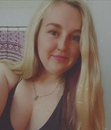 Naakte gelekte OnlyFans-foto van Darbvader