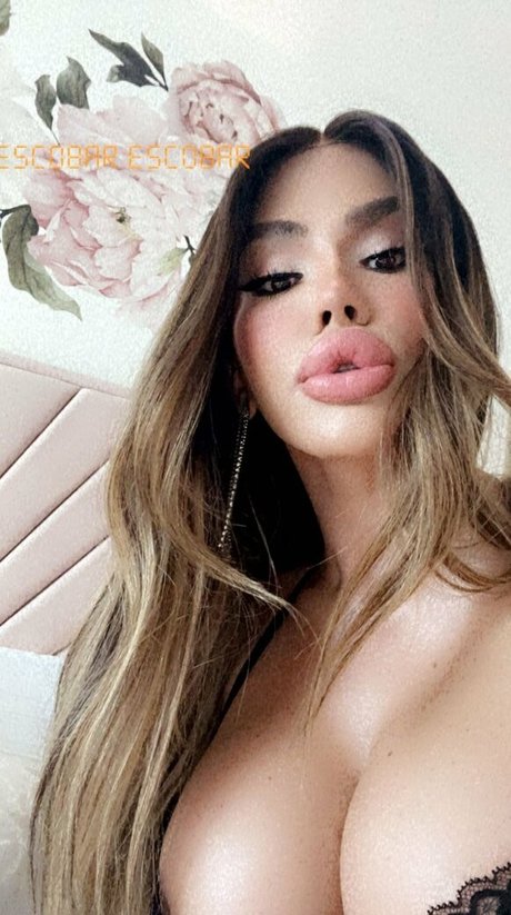 Naakte gelekte OnlyFans-foto van Nova Escobar