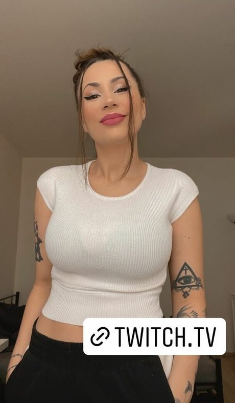 Naakte gelekte OnlyFans-foto van Vereunka