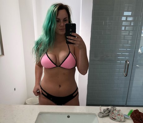 Naakte gelekte OnlyFans-foto van Bijou Demi