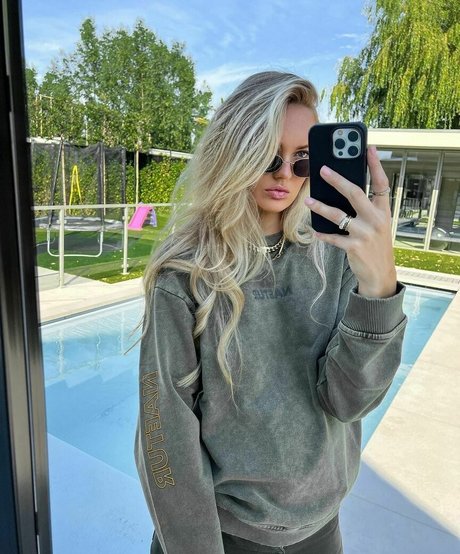 Naakte gelekte OnlyFans-foto van Romee Strijd