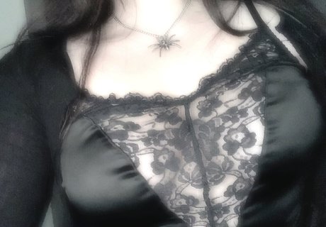 Naakte gelekte OnlyFans-foto van Crucifixlex