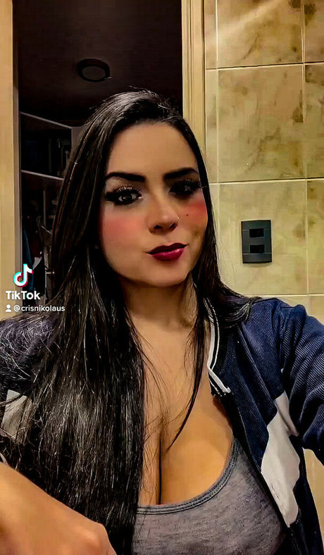 Naakte gelekte OnlyFans-foto van Cris Nikolaus