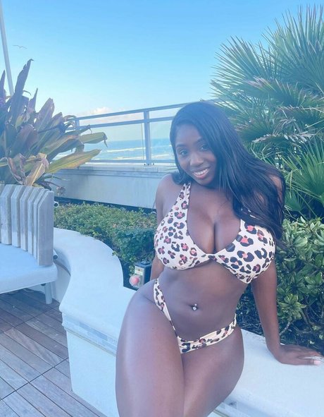 Naakte gelekte OnlyFans-foto van Ellie Mae