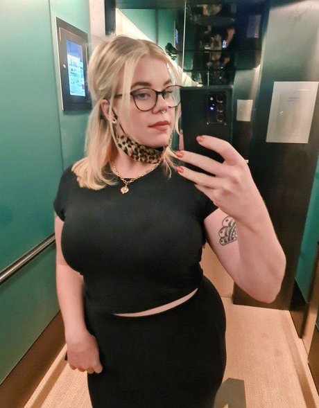 Naakte gelekte OnlyFans-foto van Audrey Jones