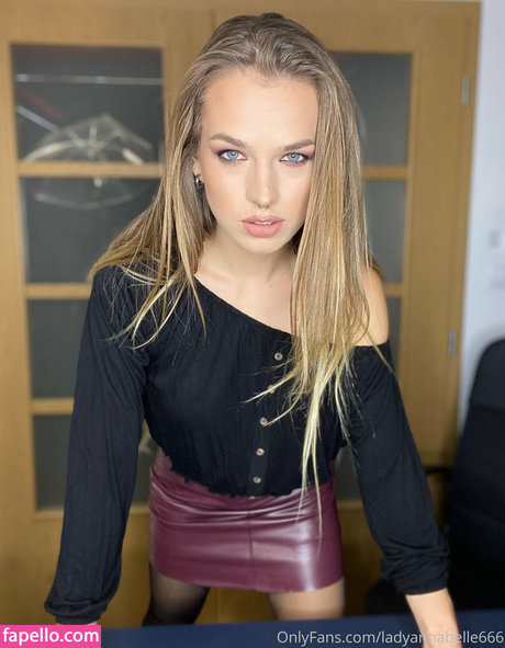 Naakte gelekte OnlyFans-foto van Lady Annabelle