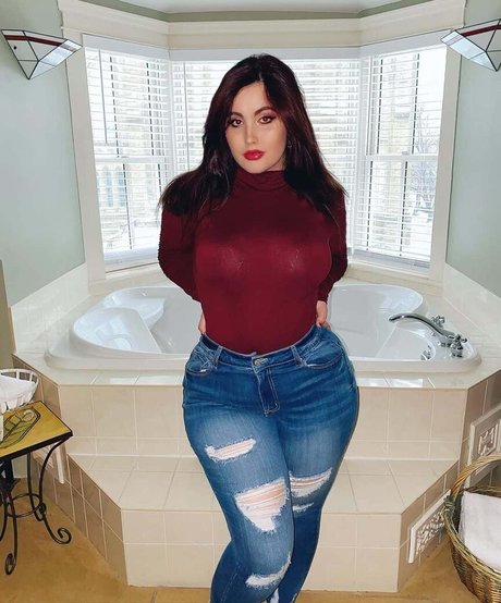 Naakte gelekte OnlyFans-foto van Sofia Macbeth