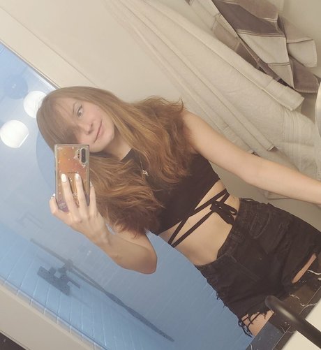 Naakte gelekte OnlyFans-foto van Vicky Kunia