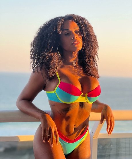 Naakte gelekte OnlyFans-foto van Lais Oliveira