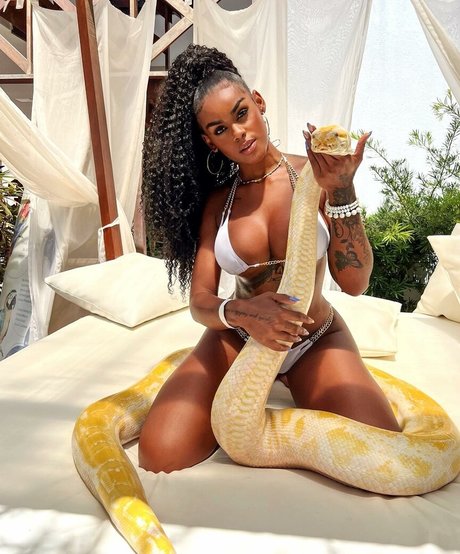 Naakte gelekte OnlyFans-foto van Lais Oliveira