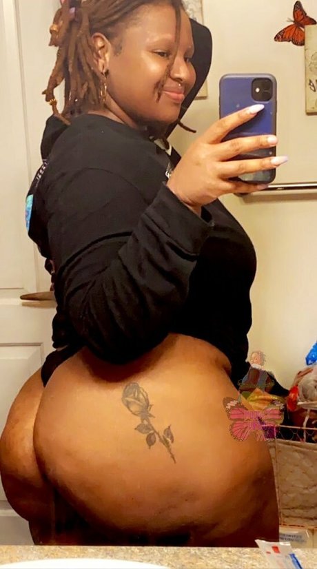Naakte gelekte OnlyFans-foto van Moodyvirgo777