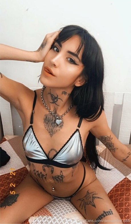 Naakte gelekte OnlyFans-foto van Demonflor