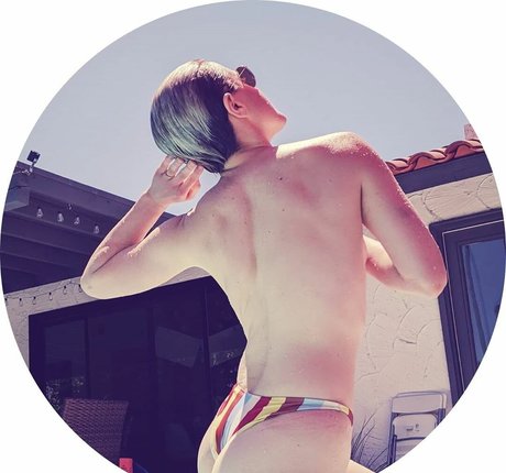 Naakte gelekte OnlyFans-foto van Hannah Hart