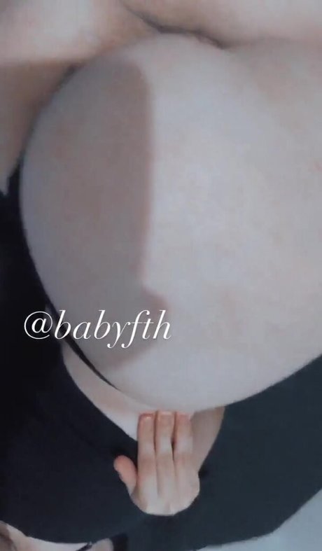 Naakte gelekte OnlyFans-foto van Angel Babyfth