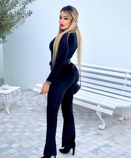 Naakte gelekte OnlyFans-foto van Imen Loulou