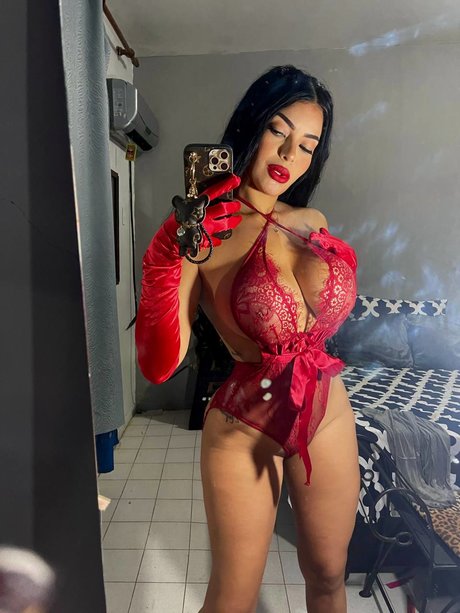 Naakte gelekte OnlyFans-foto van Paola Flores