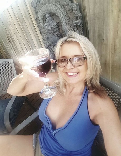 Naakte gelekte OnlyFans-foto van Helen Eleni