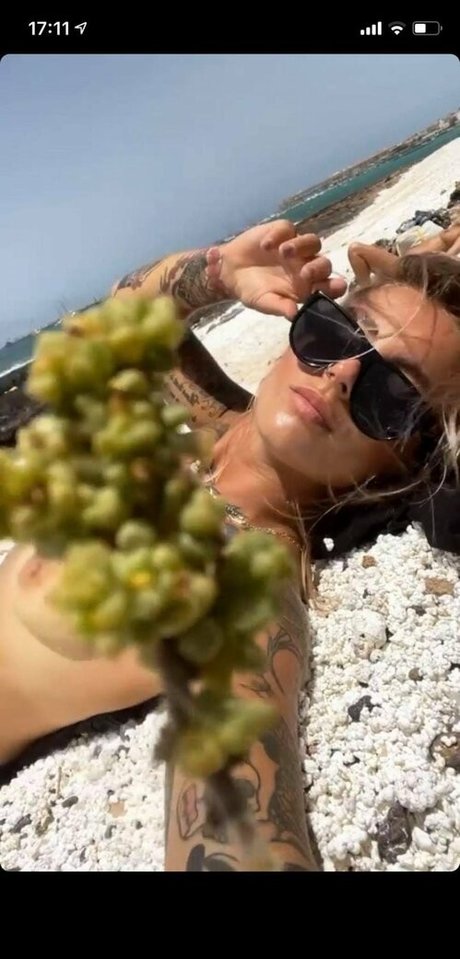 Naakte gelekte OnlyFans-foto van Panikotta