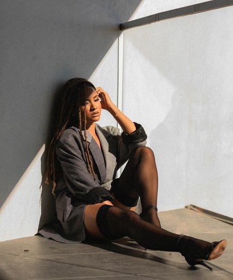 Naakte gelekte OnlyFans-foto van Rhyon Nicole Brown