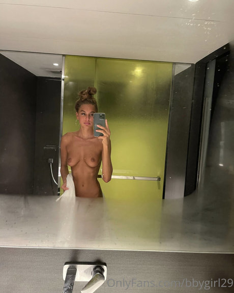 Naakte gelekte OnlyFans-foto van Kyia Peters Basildon