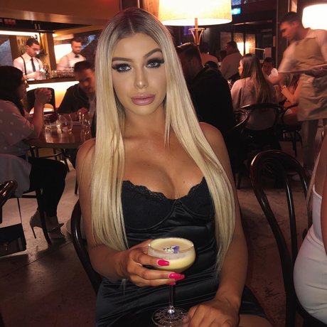 Naakte gelekte OnlyFans-foto van Erin Gray