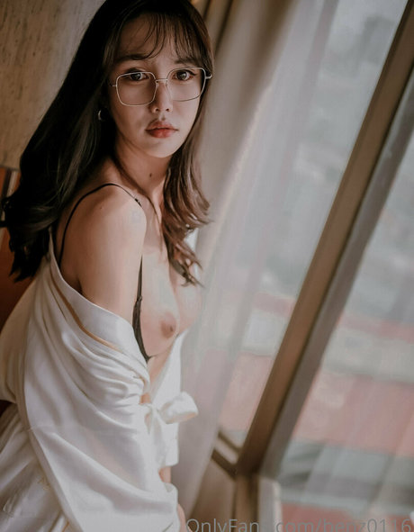 Naakte gelekte OnlyFans-foto van Benz Sang