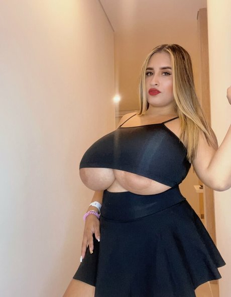 Naakte gelekte OnlyFans-foto van Darli Karina