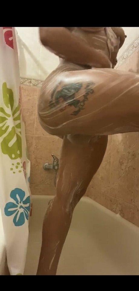 Naakte gelekte OnlyFans-foto van Taelermade