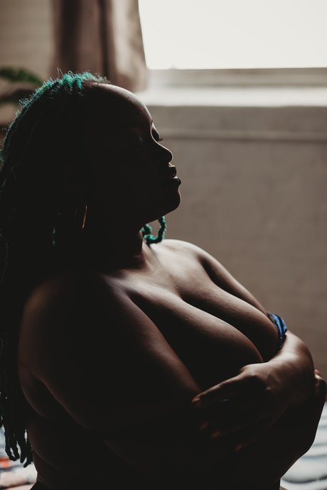 Naakte gelekte OnlyFans-foto van Animated Aja