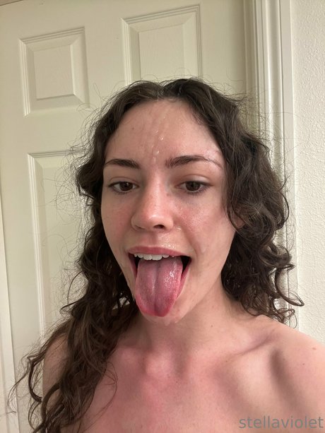 Naakte gelekte OnlyFans-foto van Stella Violet