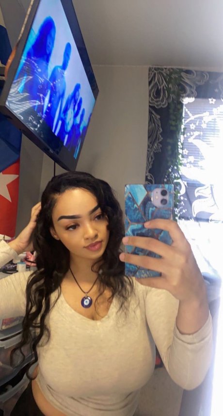 Naakte gelekte OnlyFans-foto van Gabi