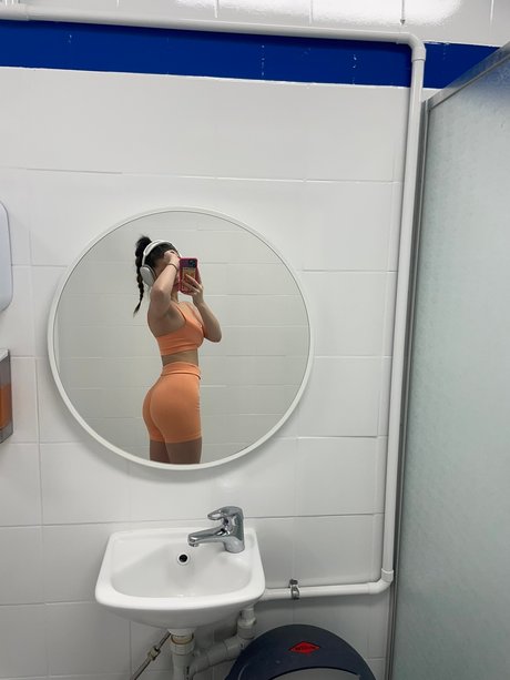 Naakte gelekte OnlyFans-foto van Alliyah