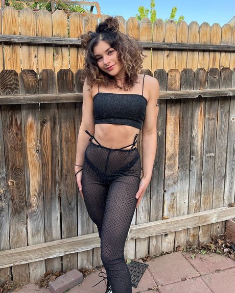 Naakte gelekte OnlyFans-foto van Serena Abweh