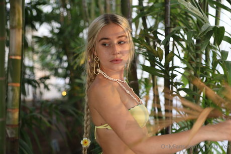 Naakte gelekte OnlyFans-foto van Kelly Lauren
