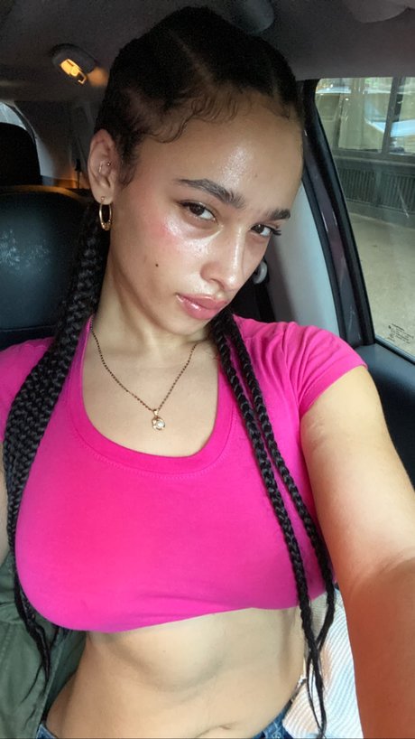 Naakte gelekte OnlyFans-foto van Sarina