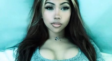 Naakte gelekte OnlyFans-foto van Alyanna Joelle