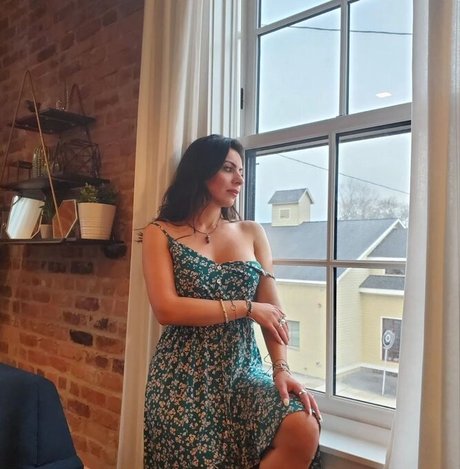 Naakte gelekte OnlyFans-foto van Alina Angel