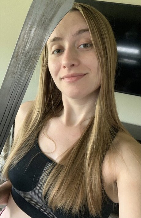Naakte gelekte OnlyFans-foto van Alanis King