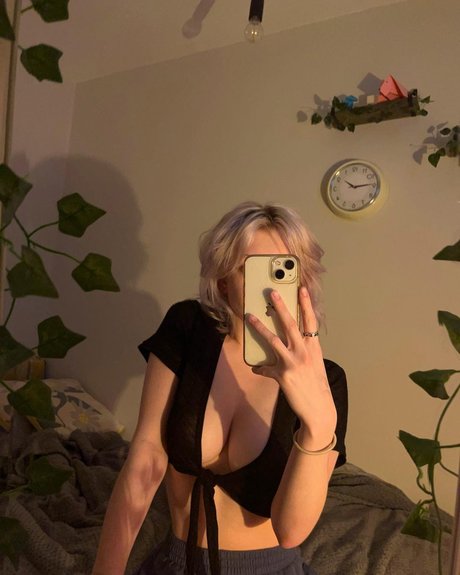Naakte gelekte OnlyFans-foto van M Ae 3