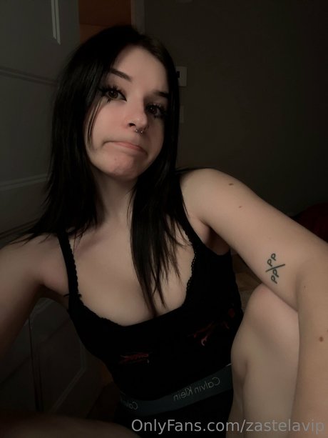 Naakte gelekte OnlyFans-foto van Zasterini Zastela