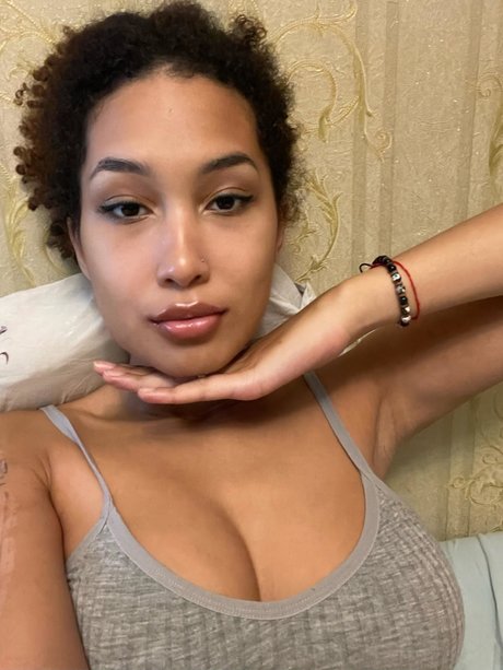 Naakte gelekte OnlyFans-foto van Hey Solange